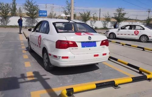 成都侧方位停车考试如何避免熄火?