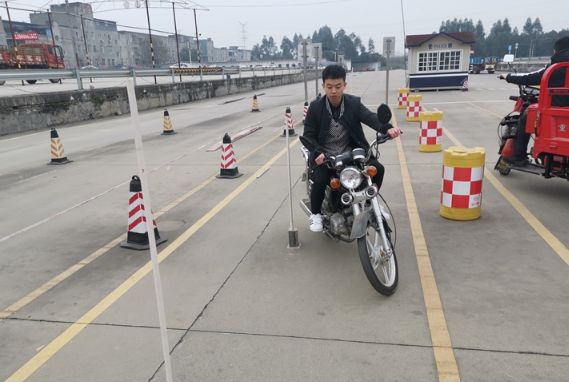 考摩托车包过多少钱?