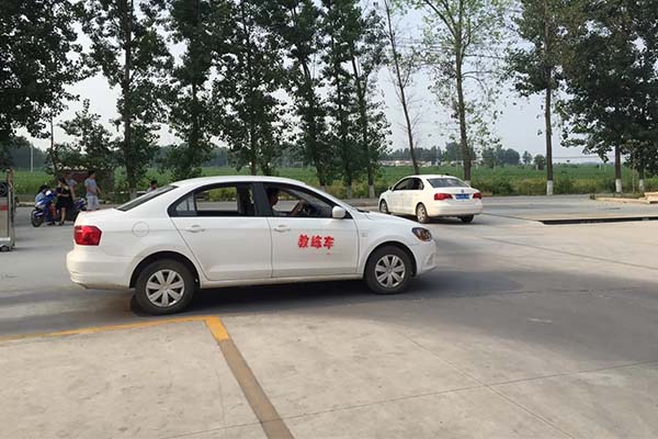 附近考摩托车驾照报名点在哪里？