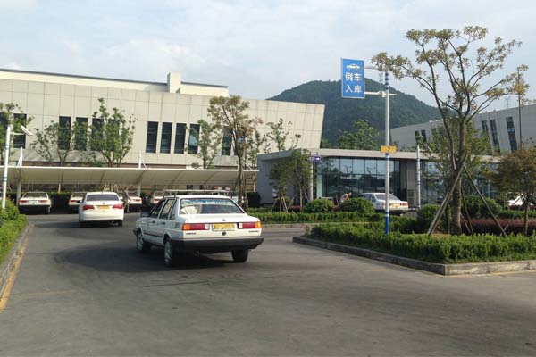 学驾照的收费标准是多少？