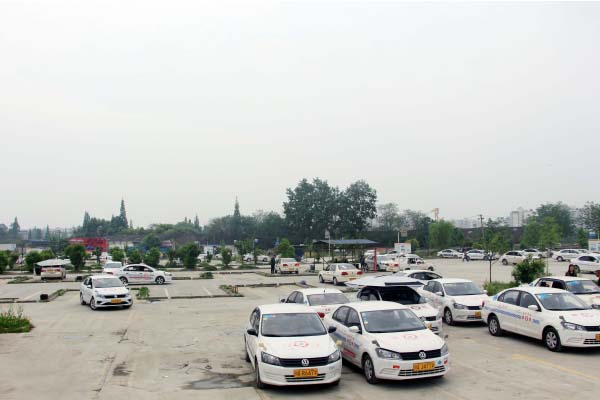 a1驾校报名费多少钱？