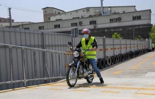 成都摩托车驾校报名多少钱？