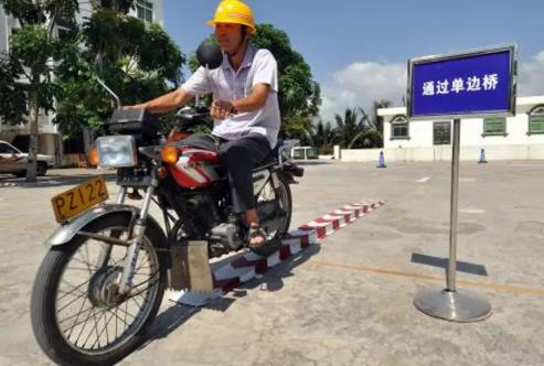 附近考摩托车驾校报名点在哪里